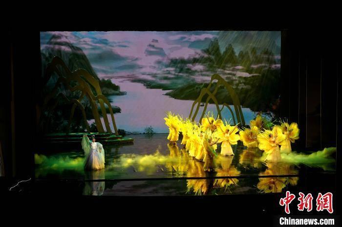 卢利明参加指导阿拉善高新区、乌兰布和示范区党工委领导班子主题教育专题民主生活会