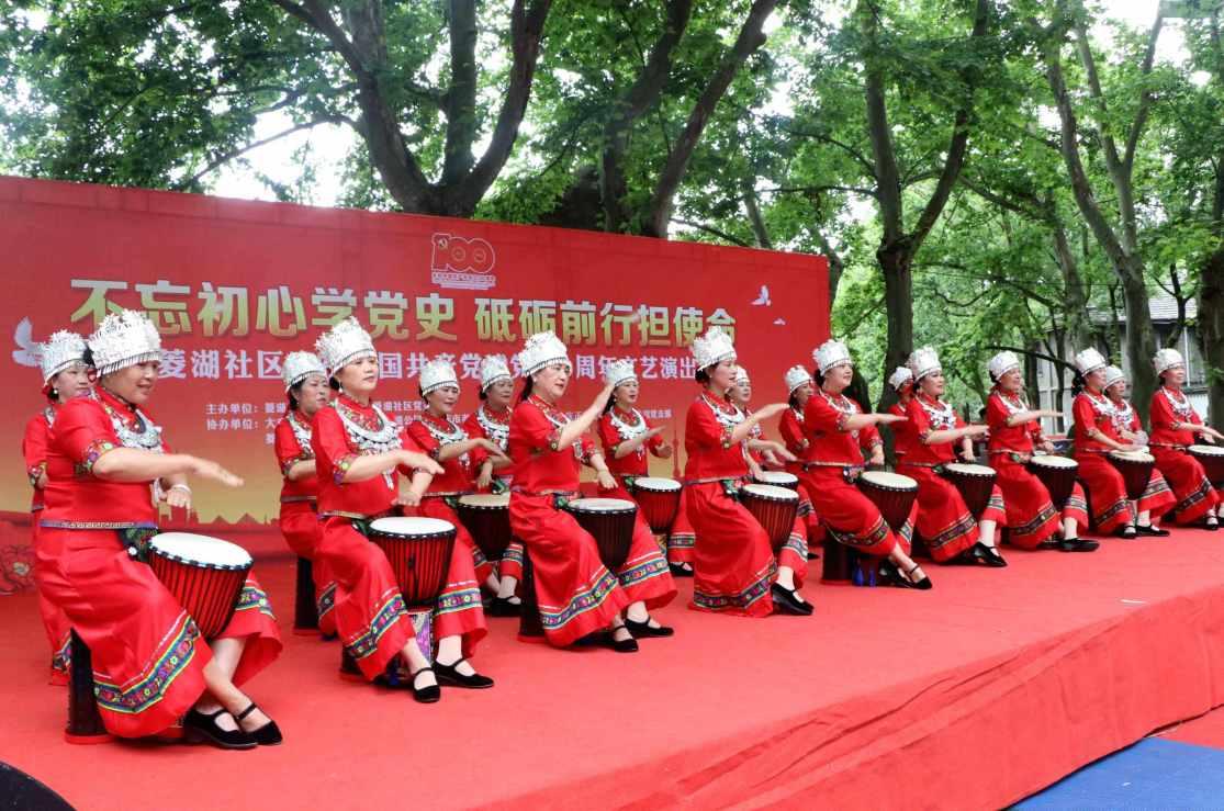吃星星的恐龙男孩